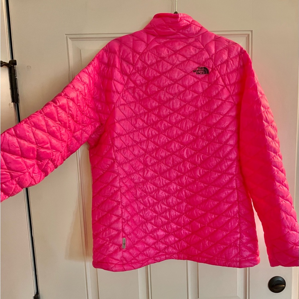 The North Face Fuchsia Thermoball Jacket, size XXL - Picture 2 of 7